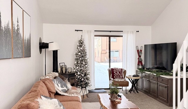Cozy Condo -Walk to Downtown McCall & Marina! Hot Tub, Indoor Pool, Sauna &more.