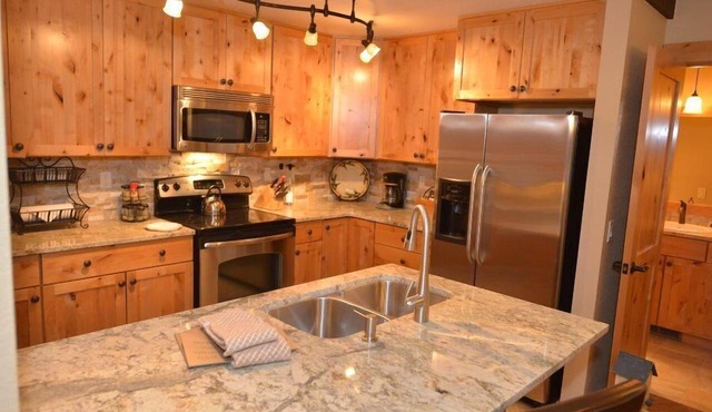 Cozy Condo with Access to The Cove
