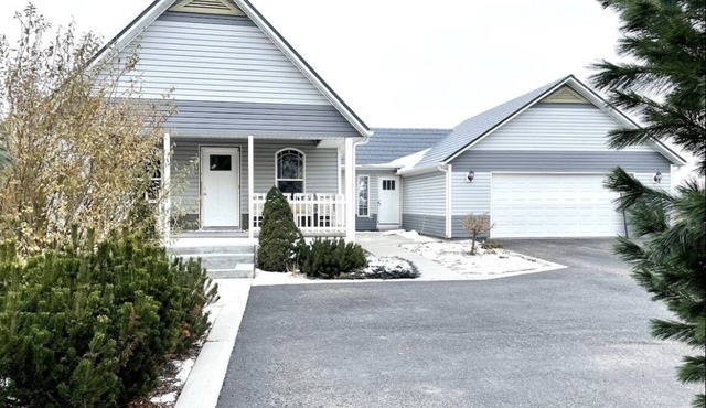 Cozy Cottage Farmhouse w/inviting front porch