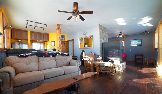 Cozy Cottage on Operating Micro-Dairy Farm w/Hot Tub