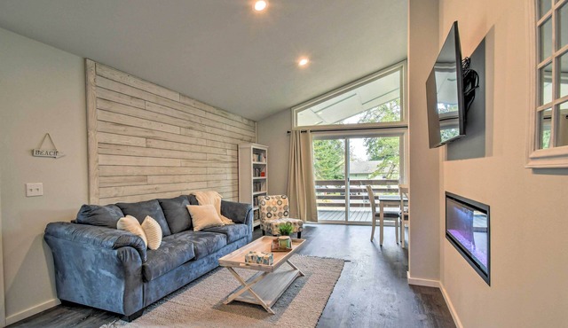 Cozy Cottage on the Coast Near Downtown Westport!