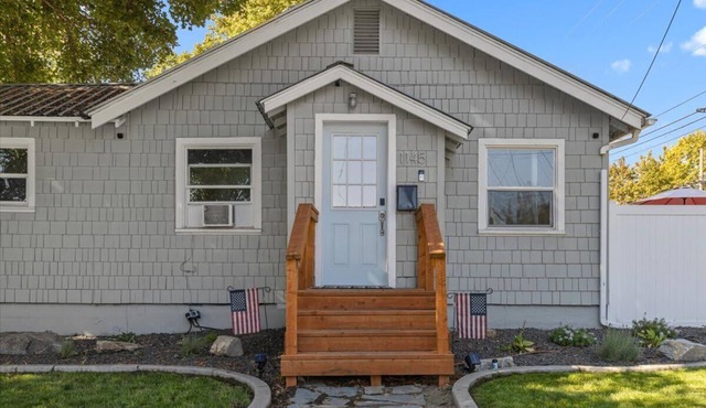 Cozy cottage walk to parks near lake and downtown