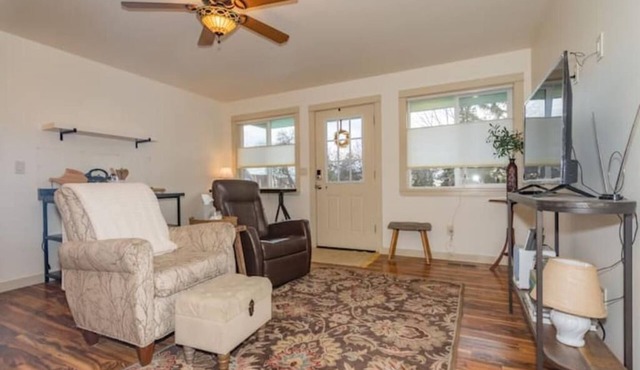 Cozy European Cottage 2 bd + 1 bath