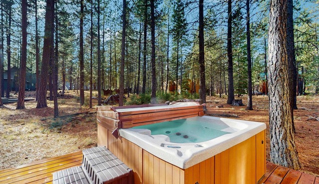 Cozy family friend home w/private hot tub, gas grill & shared amenities