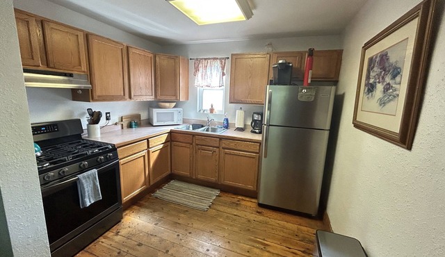 Cozy fenced Yard-Handcrafted Woodwork leather furniture 1.5 Mile Downtown