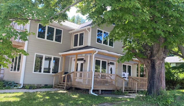 Cozy Getaway Near Downtown Frankfort – Walk to Beaches, Trails & Dining