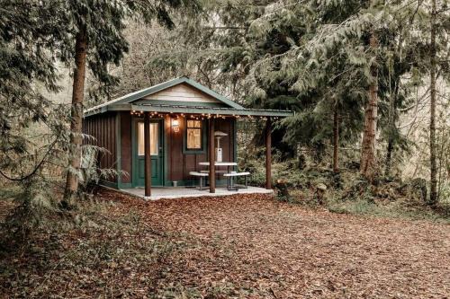 Cozy Glamping Cabin | Pet Friendly & Mountain Views