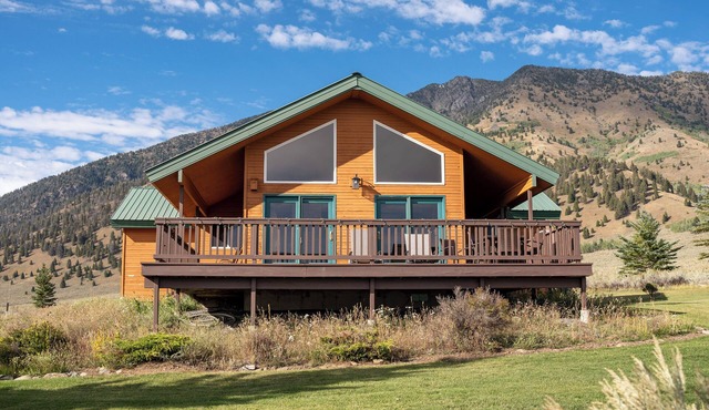 Cozy Henrys Lake Escape - 20 Miles to Yellowstone!
