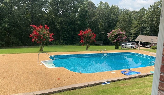 Cozy home- covered back porch and pool. 3 bedroomn25 minutes to Oxford or tupelo
