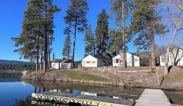 Cozy Lakefront 2 Bedroom Cabin with Wood-Burning Fireplace & Dock Access
