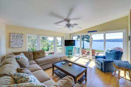 Cozy Langley Retreat: Water Views & Beach Access
