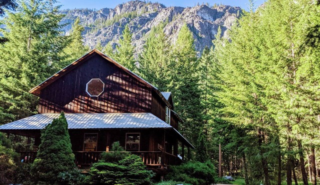 Cozy Mazama Studio on 5 Acres-Trail Access & Views