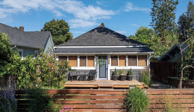 Cozy Midtown CDA Retreat, Hot Tub + Fully Fenced Yard