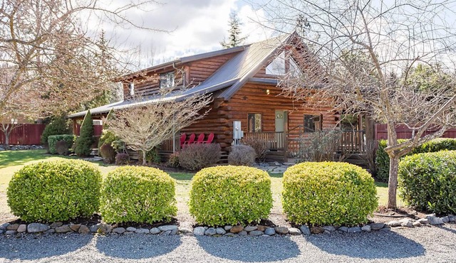 🐾 Cozy Modern Log Home with Amazing Backyard/BBQ 3 bd 2 bth 🐾