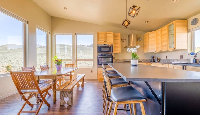 Cozy Mountain Modern- 3miles to Gunnison, 35min to Crested Butte