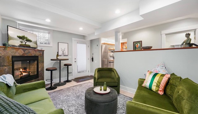 Cozy, Pet Friendly Apartment Close to Pike Place Market, Space Needle, & more!