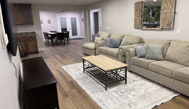 Cozy Remodeled 4BR Home, Hot Tub Oasis, and 85" TV