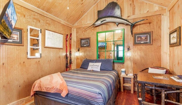 Cozy River View Cabin Near Yellowstone