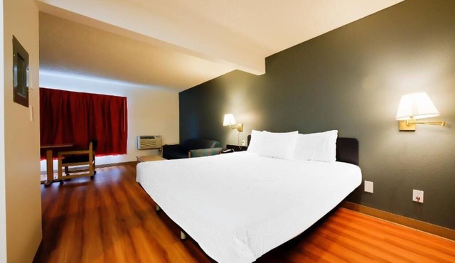 Cozy Room w/Coffee Maker & Parking Near Attractions — Comfort & Value