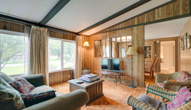 Cozy Salmon Home w/Mountain Views & River Access
