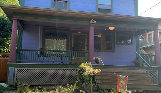 Cozy Sunnyside Flat in Historic Home