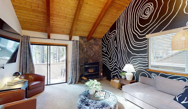 Cozy Sunriver Condo with Access to Exclusive Golf
