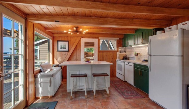 Cozy Waterfront Cabin in Kidd Island Bay