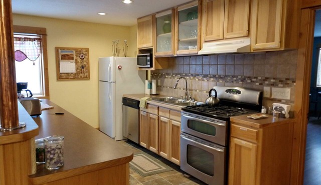 Cozy Well-Stocked Apartment, 30+ Day minimum stays