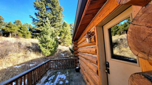 Cozy Wolf Log Cabin Mountain Ski lodge