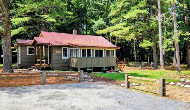 Cozy year-round 2-bedroom cabin in Eagle River on the Chain of Lakes. in Eagle River