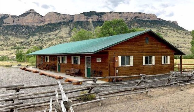 Creek Side Cabin #1- Great location on the way to Yellowstone, Peaceful Creek