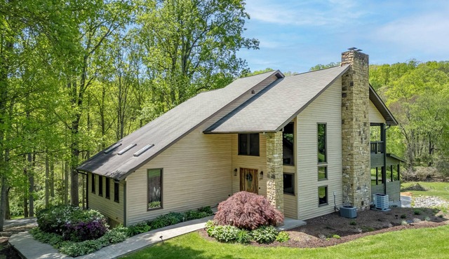 Creekside 4BR w/Firepit - 5 Min to Sports Park - 10 Min to Downtown Asheville in Candler