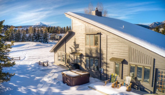 Curley Bear Den - Four Bdrm House - Newly remodeled with NEW 6 person Hot Tub!