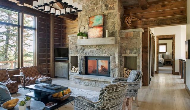 Custom built home with Mountain views, Hot tub, WIFI and Fireplace