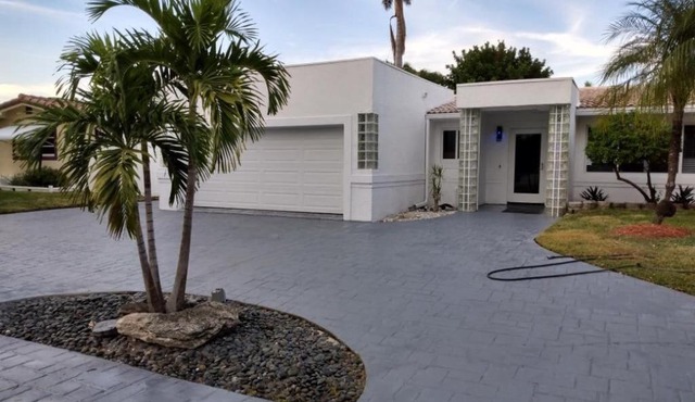 CUSTOM LUXURY POOL HOME 4 BD/ 3.1 BA in Lighthouse Point