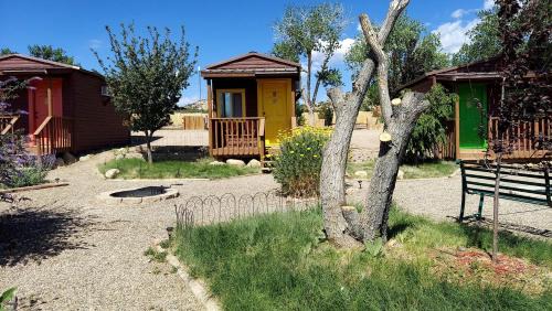 Cute Cabin in Escalante, Utah - The Ideal Glamping Site Surrounded by Canyons