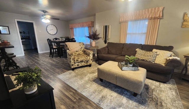 Cutecountyfair house, 3 bdrms,fenced back yard and close to all needs in Burley.