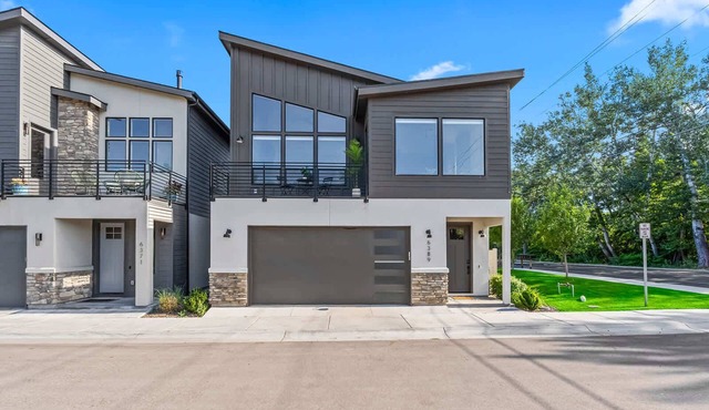 Dark & Sleek 3BR Escape by the Golf Course