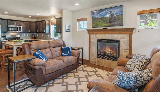 Darling Dover Sleeps 8 - Marina, beach, trails