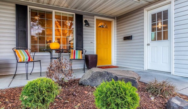 Davis House · Davis.Spacious Patio, Hot Tub - A Quiet Getaway