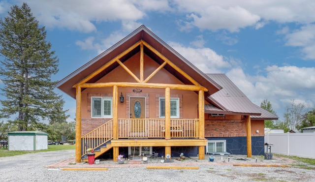 Deck w/Hot Tub: Ashton 'Cozy Cub Cabin'