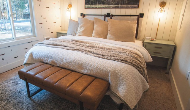Deer Lick Lodge - Walk to Ponderosa, Pet-Friendly, 5-Star Family Stay