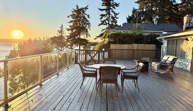 Delightful 2-bedroom Waterfront Bungalow in 3 Tree Point Burien