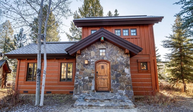 Delightful Cottage |Ski In/Out | Private Hot Tub
