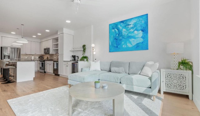 Deluxe Designer 1BR Gym Pool HTub