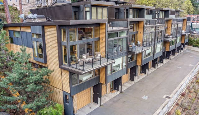 Deluxe modern townhome w/Columbia River Views in Downtown Hood River