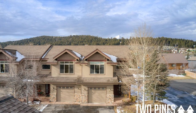 Deluxe Townhome! Town Center! Hot Tub! 15 Min Drive to Resort! 5Min Walk to Shut