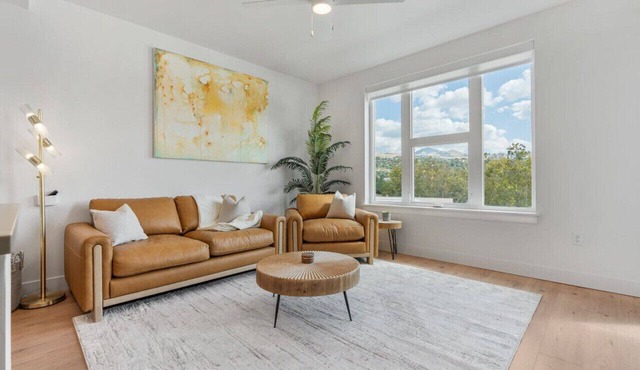 Designer 1BR with Pool and Htub
