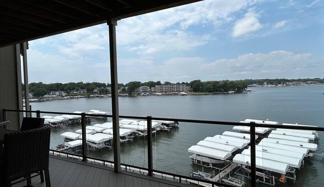 Direct Lakeside View, 5 bed, 2.5 bath Condo at Bridges Bay