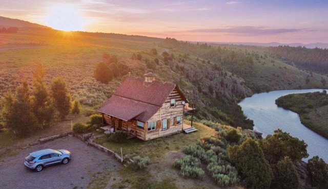 *DISCOUNTED RATES* KABINO: Lindas Perch On Bank of Henrys Fork Mtn Views Fishing 6+ acres WIFI